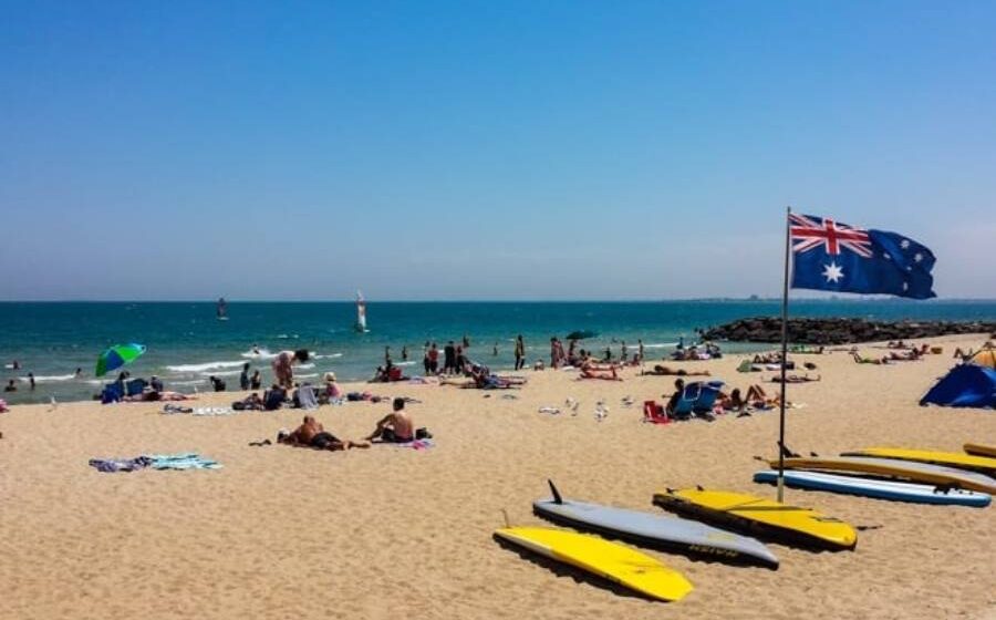 Crowds pack out Melbourne beaches on Cup Day as warm weather nears record-breaking temperature