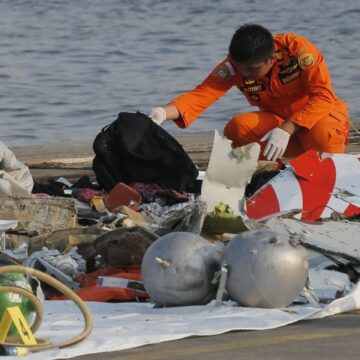 Sriwijaya Air crash: Indonesia divers search wreckage as black box hunt resumes