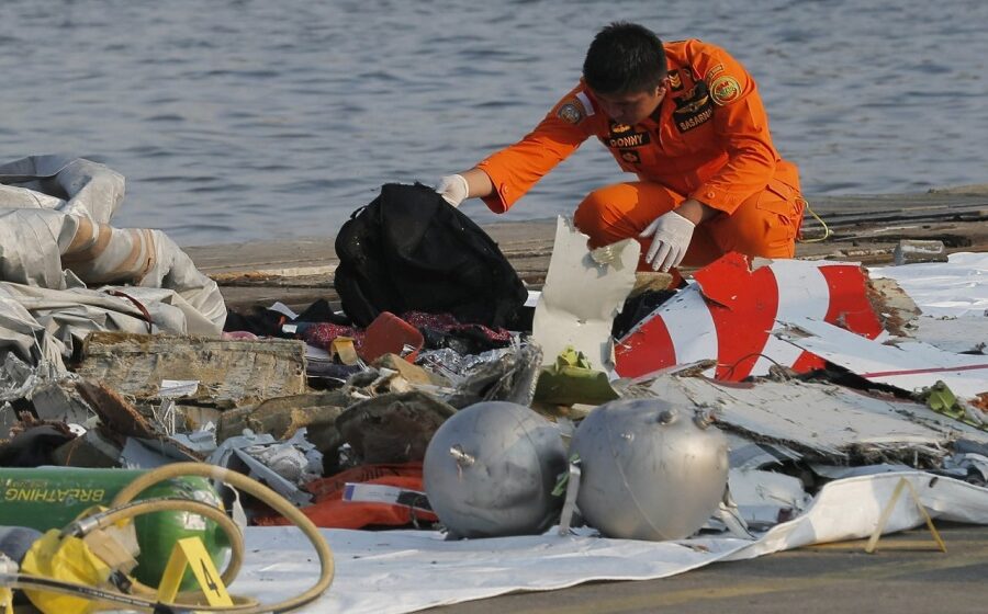Sriwijaya Air crash: Indonesia divers search wreckage as black box hunt resumes