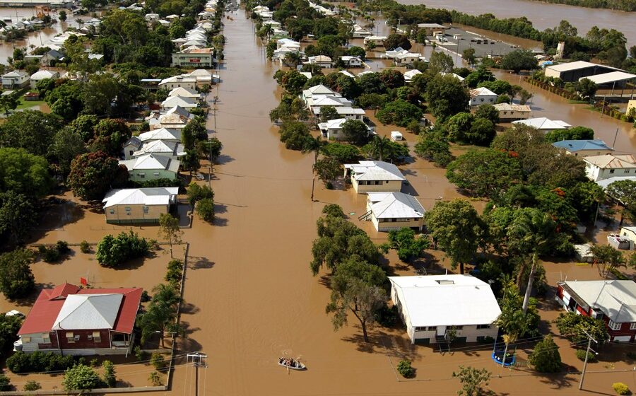 NSW flooding forces 2,000 people to evacuate, schools and work closed