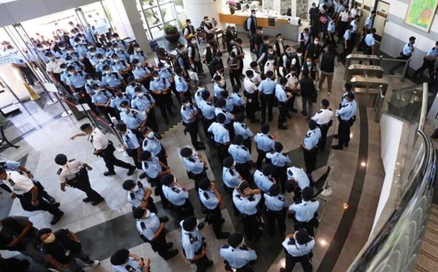 Hong Kong sends 500 officers in pro-democracy newspaper raid