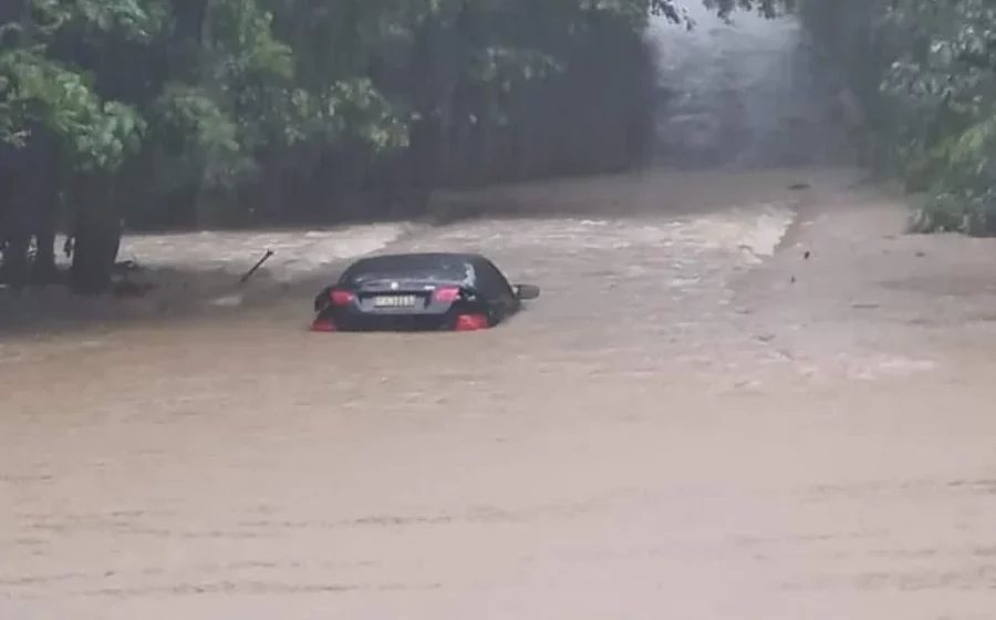 Lismore flood emergency sees people stranded on roofs, evacuation warning issued