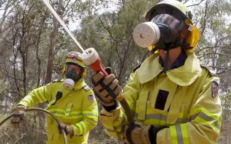 Australian firefighters in battle over compensation as experts link cancers to bushfire smoke