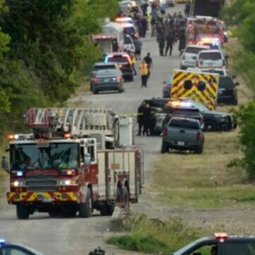 At least 40 found dead in abandoned lorry in Texas