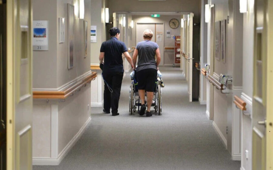 Federal government promises to fund potential pay rise for aged care workers